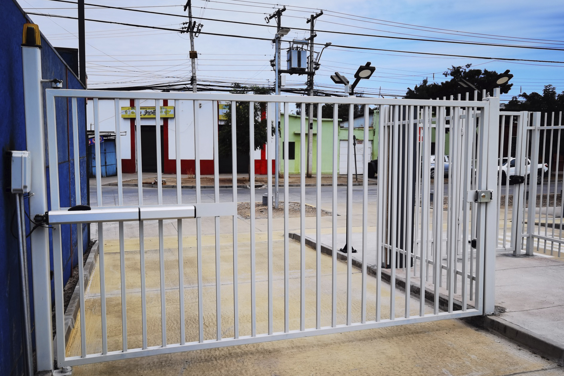 Portón automático batiente